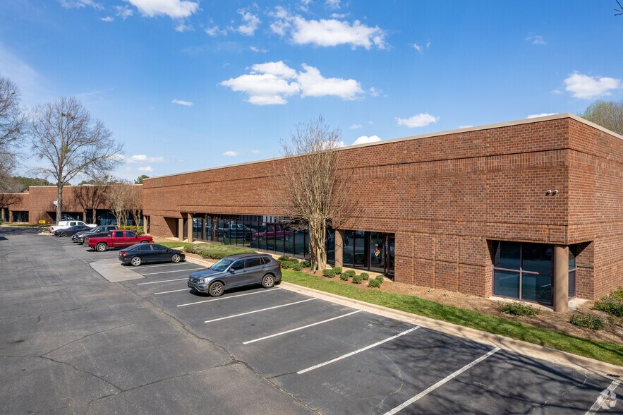 1670 Oakbrook Dr, Norcross, GA à louer - Photo du bâtiment - Image 3 de 5