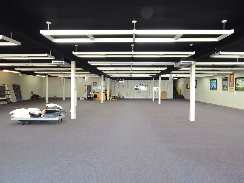 635 SE Stephens St, Roseburg, OR à vendre - Photo intérieure - Image 2 de 25