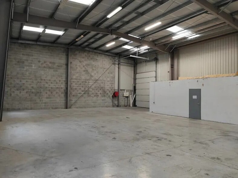Flex in Bourgoin-Jallieu for lease - Building Photo - Image 3 of 4