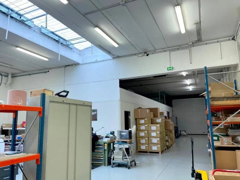 Flex in Trappes for lease - Interior Photo - Image 3 of 12