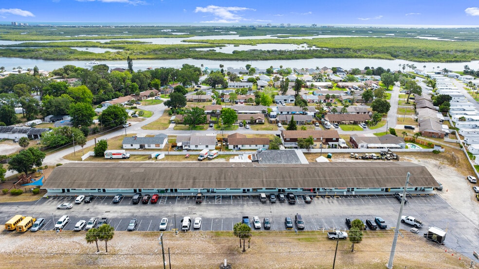 2311 S Ridgewood Ave, Edgewater, FL à louer - Photo du bâtiment - Image 3 de 7