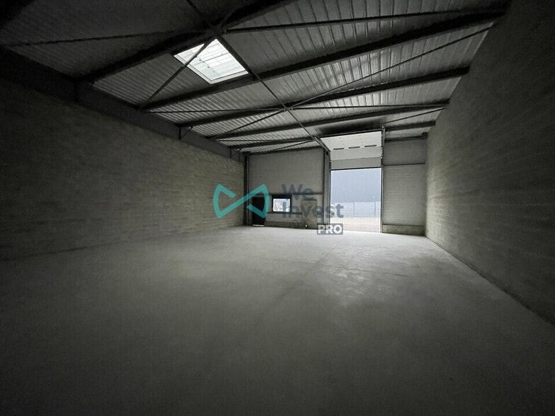 Flex in Cormontreuil for lease - Interior Photo - Image 3 of 3