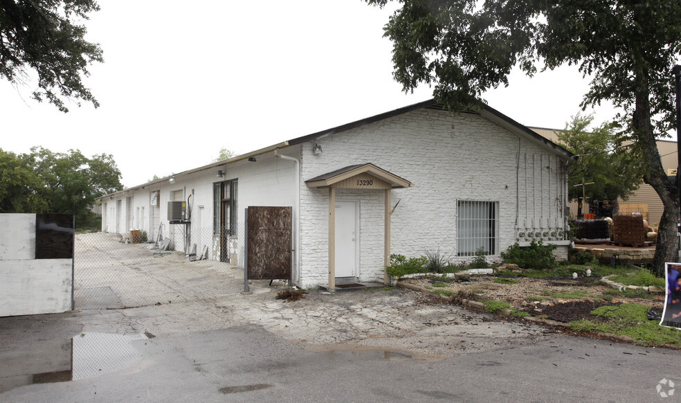 13290 Pond Springs Rd, Austin, TX for lease - Primary Photo - Image 1 of 2