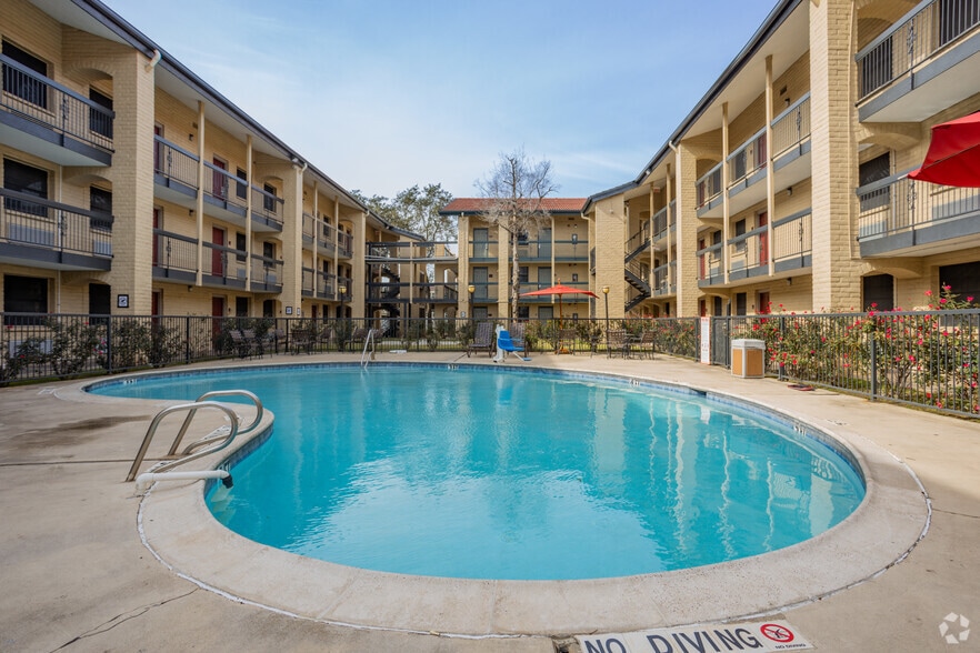9902 Gulf Freeway, Houston, TX à vendre - Photo du bâtiment - Image 2 de 19