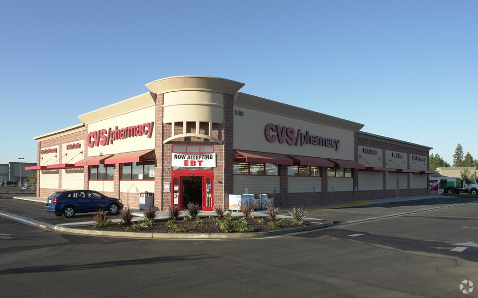 5180 E Kings Canyon Rd, Fresno, CA for sale - Primary Photo - Image 1 of 10