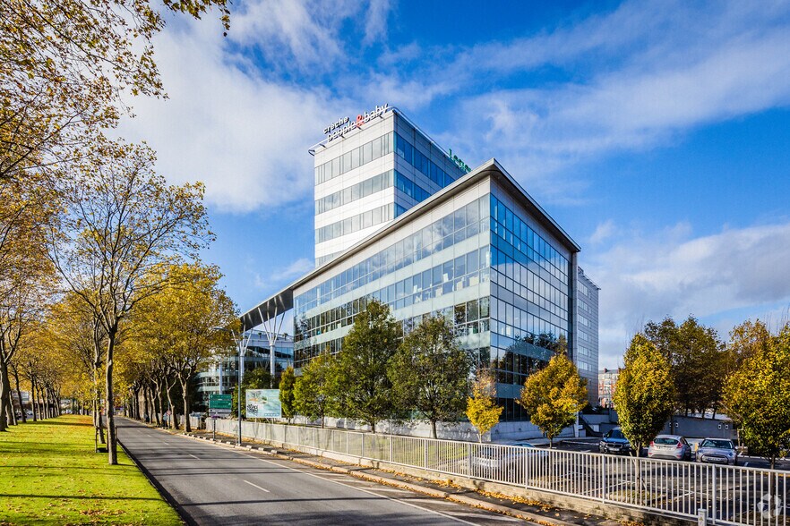 Office in Asnières-sur-Seine for lease - Primary Photo - Image 1 of 6