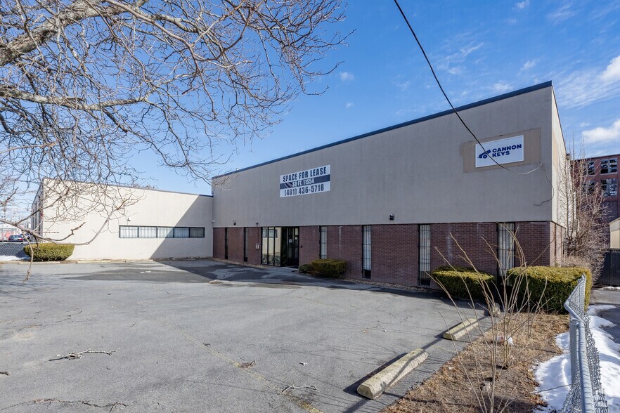 575 Lonsdale Ave, Central Falls, RI à louer - Photo du bâtiment - Image 3 de 10