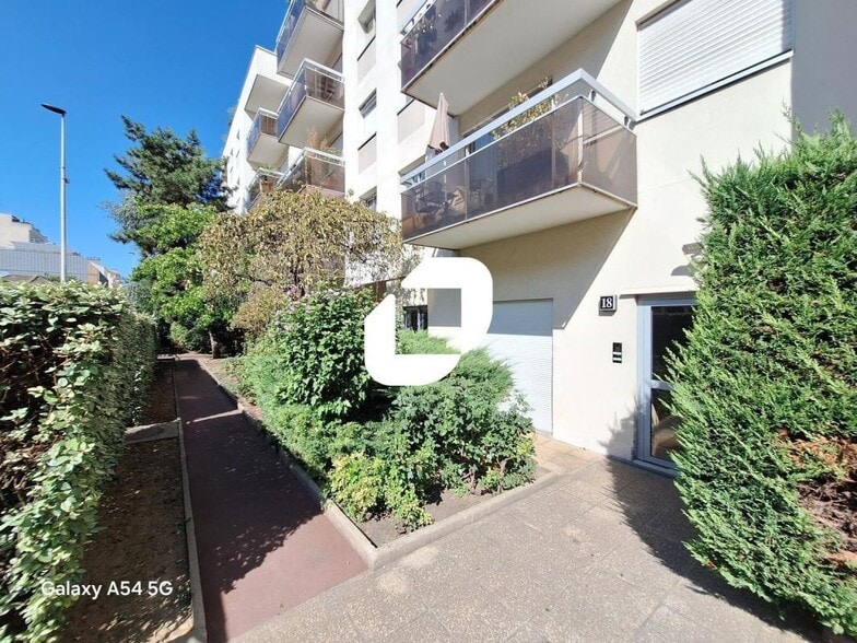 14-22 Rue Hoche, Issy-les-Moulineaux for sale - Building Photo - Image 1 of 12