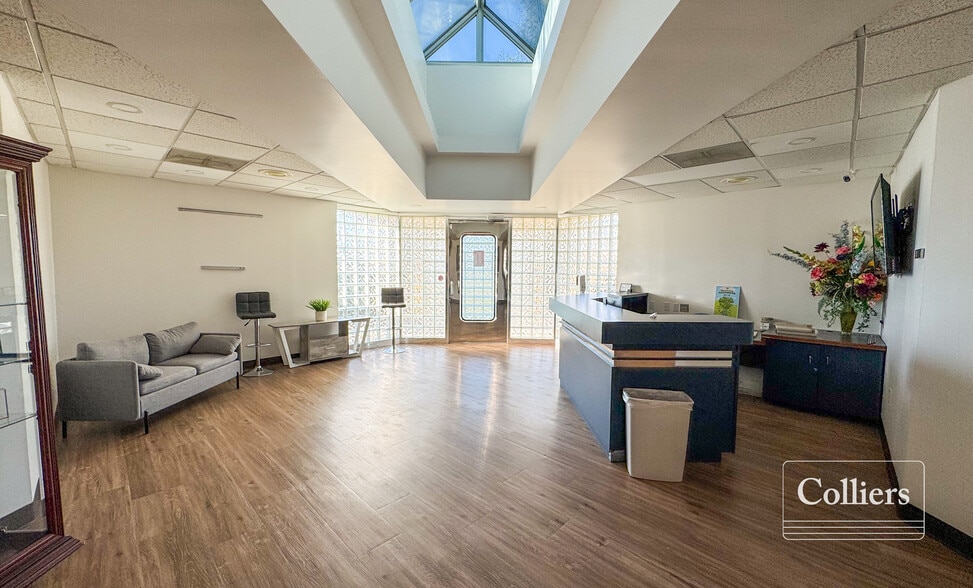 1906 Pineview Dr, Columbia, SC for sale - Lobby - Image 2 of 7