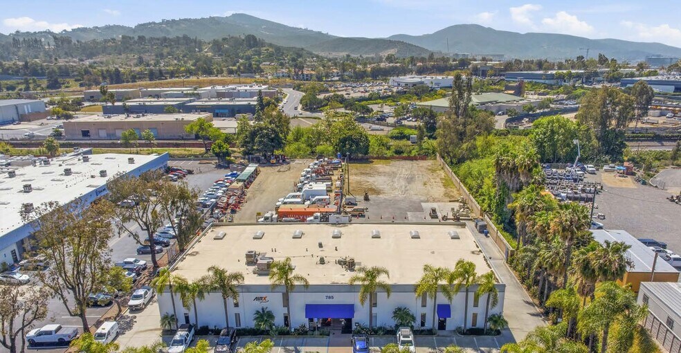 785 E Mission Rd, San Marcos, CA à louer - Photo du bâtiment - Image 1 de 4