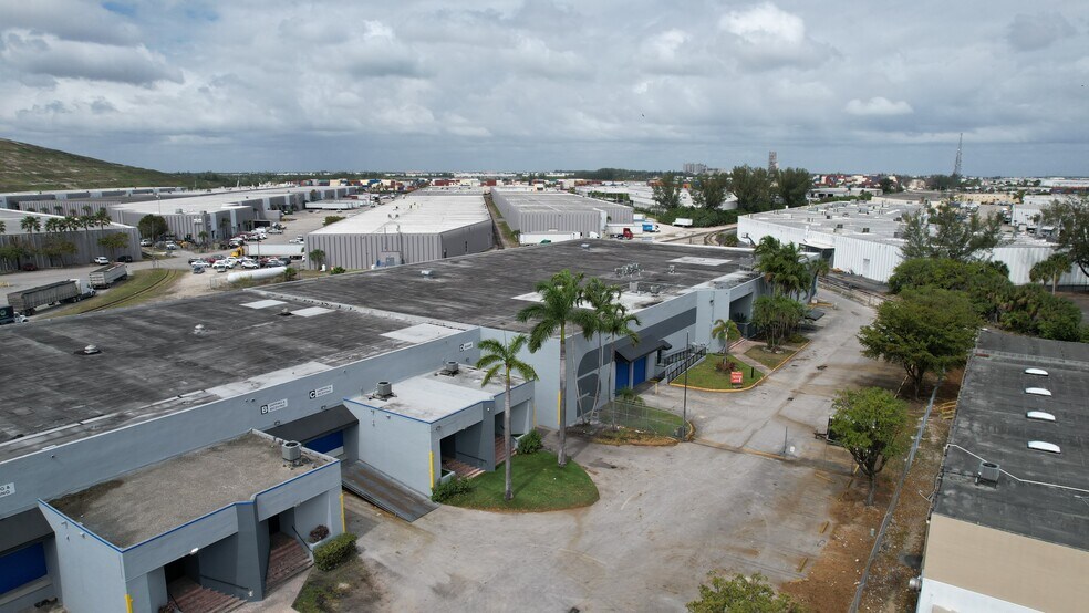 9970 NW 89th Ct, Medley, FL à louer - Photo du bâtiment - Image 2 de 11