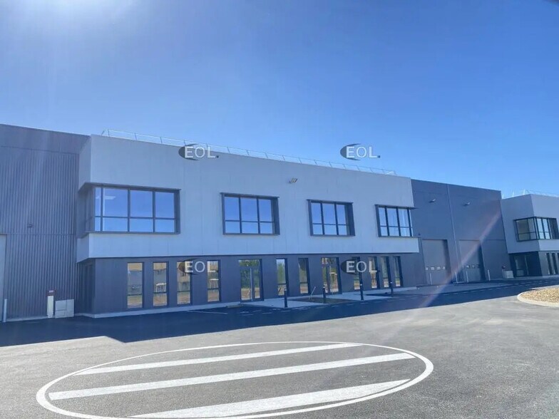 Flex dans Saint-Priest à louer - Photo du bâtiment - Image 2 de 15