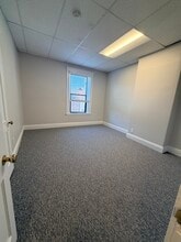 47-61 Langley Rd, Newton, MA à louer Photo intérieure- Image 2 de 3