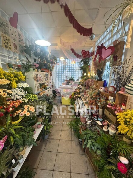 Retail in Paris for lease - Interior Photo - Image 2 of 10