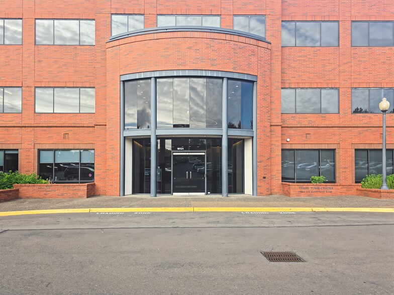 10121 SE Sunnyside Rd, Clackamas, OR à louer - Photo du bâtiment - Image 2 de 15