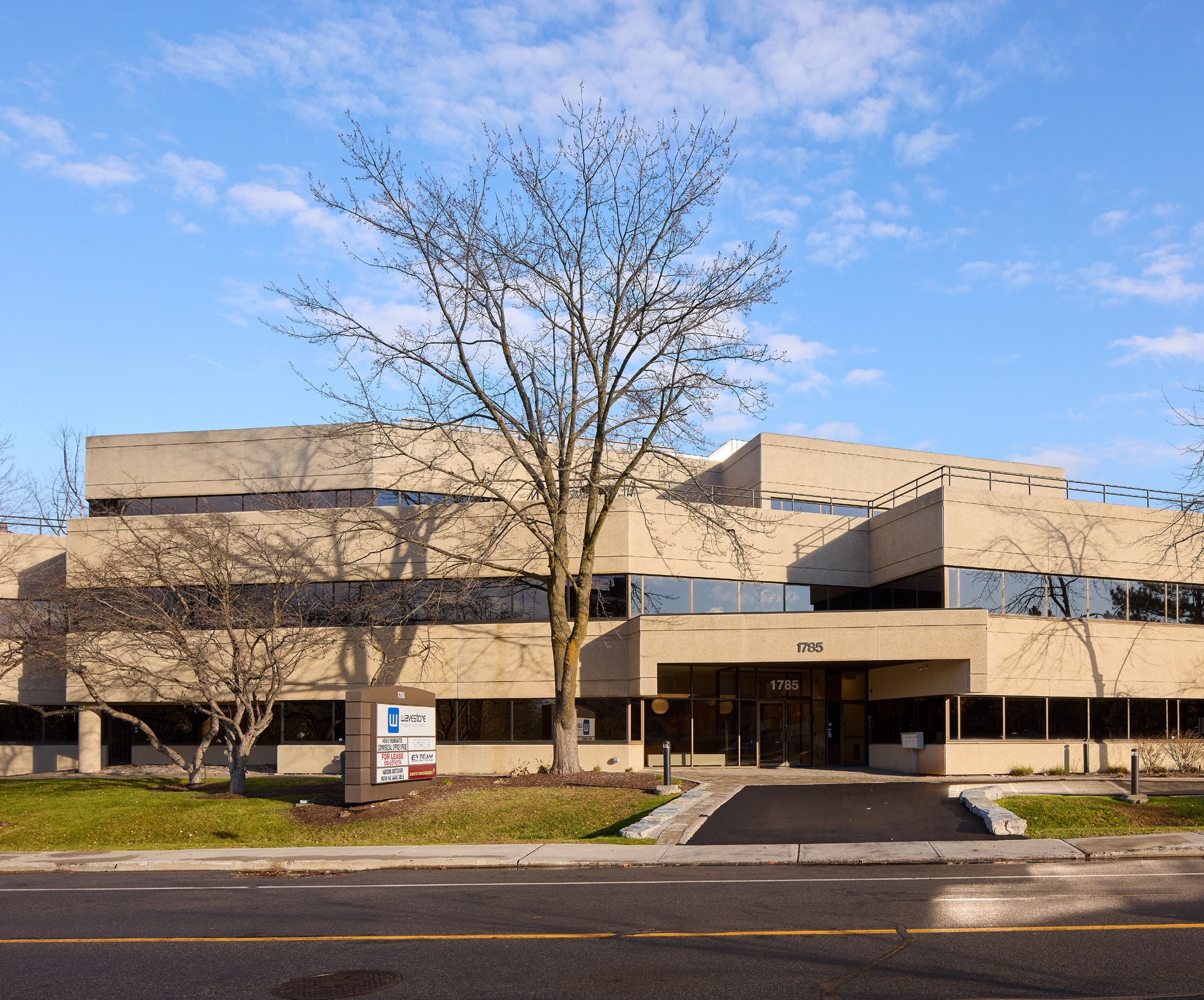 1785 Alta Vista Dr, Ottawa, ON for lease Primary Photo- Image 1 of 8