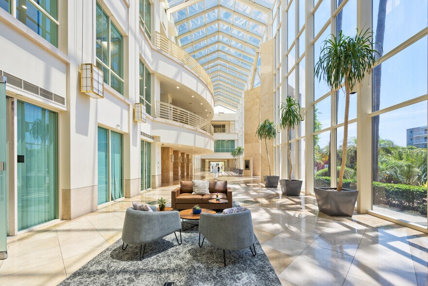 10635 Santa Monica Blvd, Los Angeles, CA à louer - Photo du bâtiment - Image 3 de 8