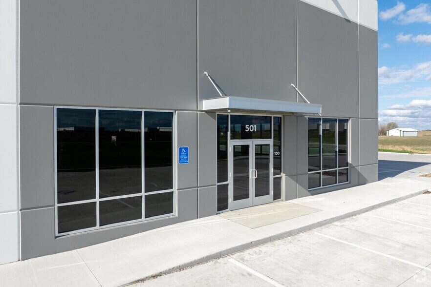 501 SW 37th St, Grimes, IA à louer - Photo du bâtiment - Image 2 de 4