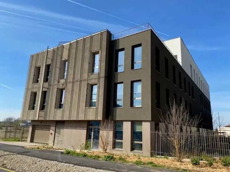 22 Avenue Jean Jaurès, Décines-Charpieu à louer - Photo du bâtiment - Image 2 de 3