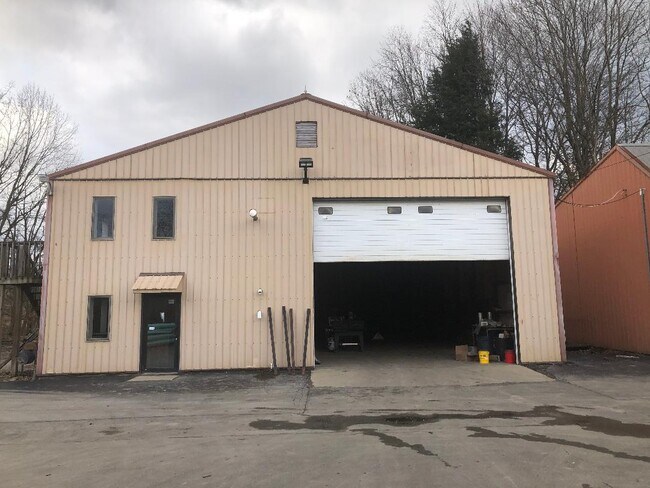 Plus de détails pour Beatty Rd, Latrobe, PA - Industriel à louer