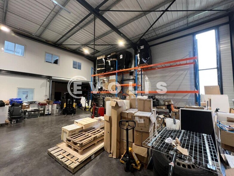Flex in Colombier-Saugnieu for lease - Interior Photo - Image 2 of 12