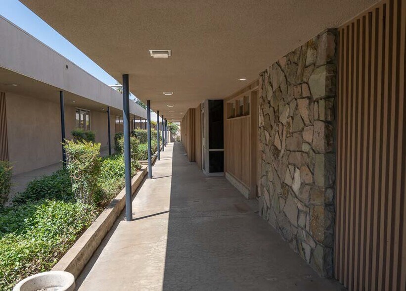 236 Cajon St, Redlands, CA à vendre - Photo du bâtiment - Image 2 de 5