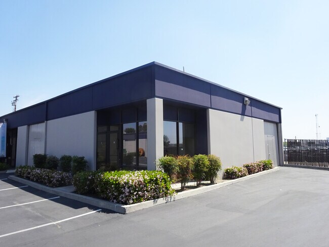 Plus de détails pour 330 E Orangethorpe Ave, Placentia, CA - Industriel à louer