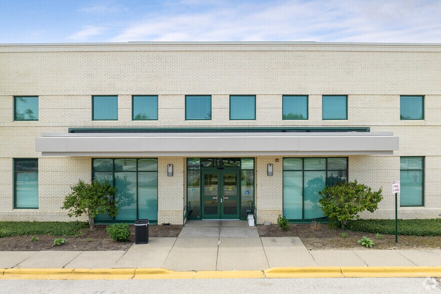 150 W Half Day Rd, Buffalo Grove, IL à louer - Photo du bâtiment - Image 2 de 25
