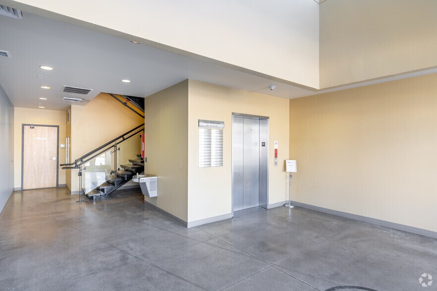 5001 S Parker Rd, Aurora, CO à louer - Hall d’entrée - Image 3 de 16