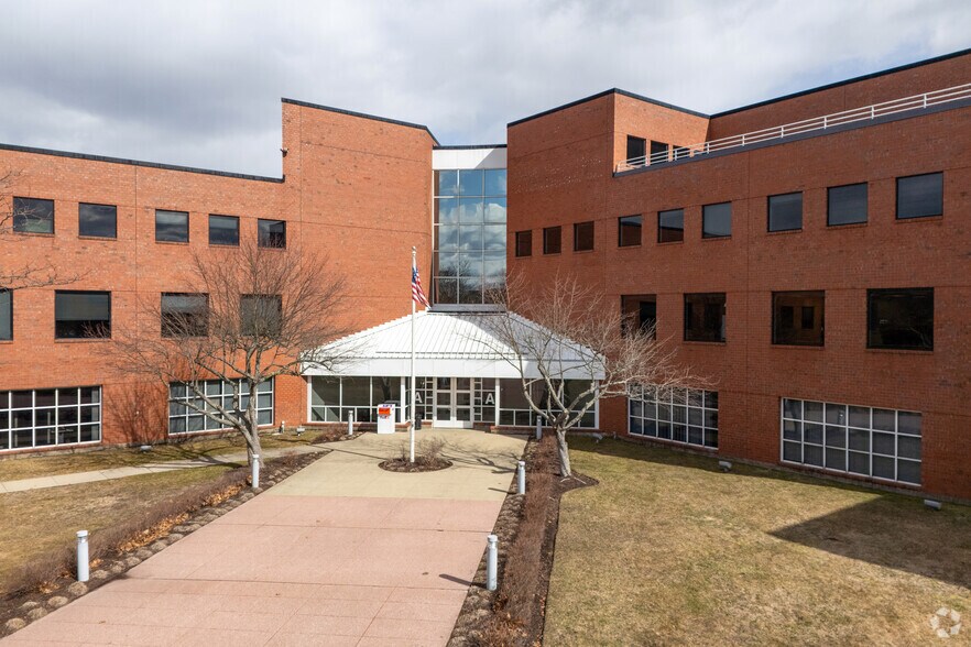 475 Kilvert St, Warwick, RI à louer - Photo du bâtiment - Image 1 de 15