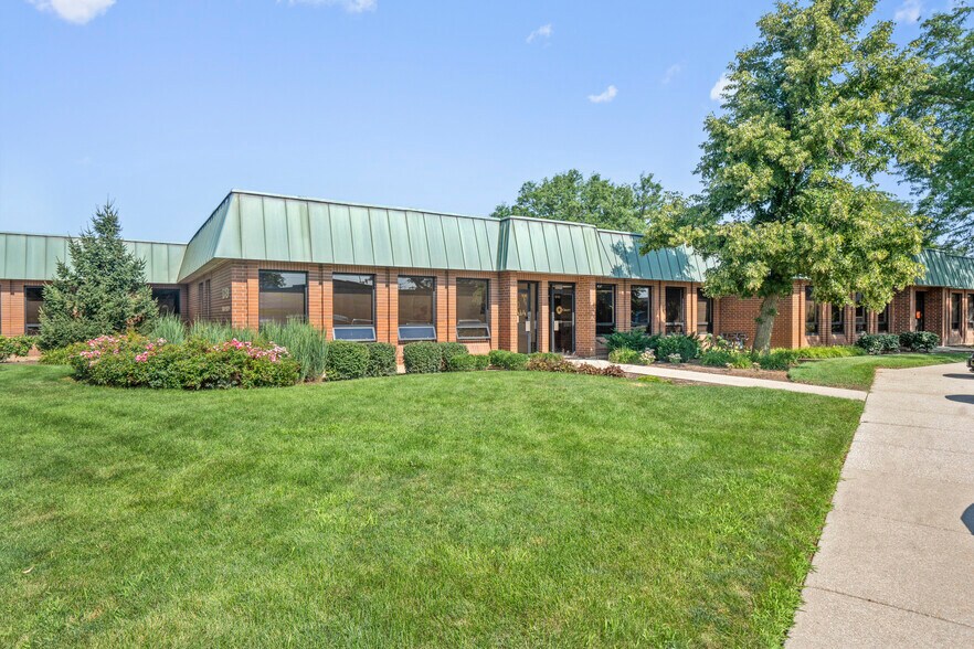 1323 Butterfield Rd, Downers Grove, IL à louer - Photo du bâtiment - Image 1 de 9