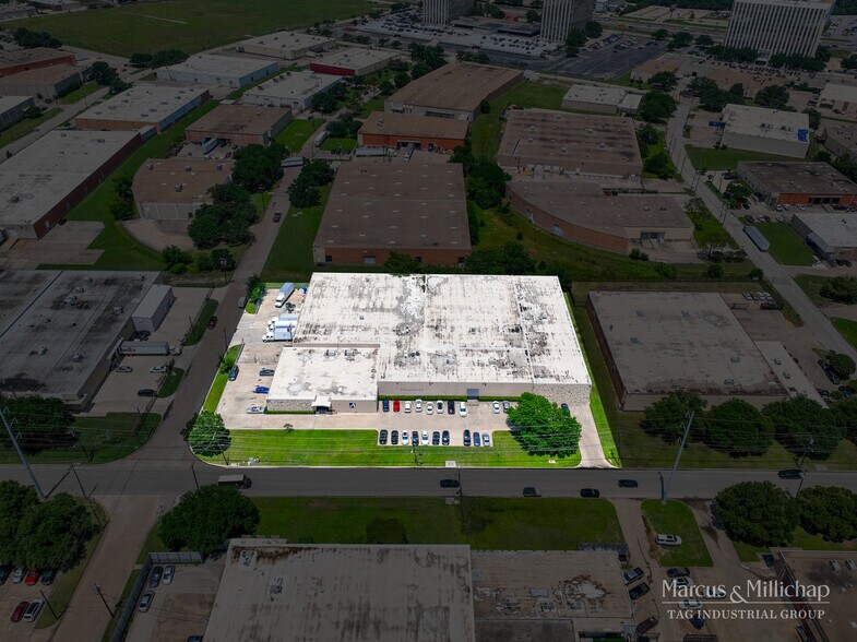 8888 Governors Row, Dallas, TX à vendre - Photo du bâtiment - Image 2 de 5