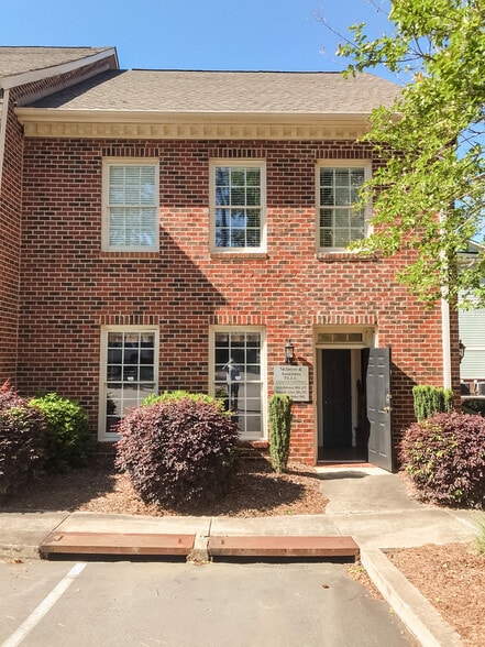 4922-4948 Windy Hill Dr, Raleigh, NC for lease - Primary Photo - Image 1 of 20