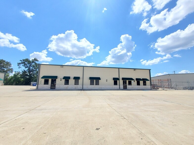 2418 N Frazier St, Conroe, TX for lease - Building Photo - Image 2 of 29