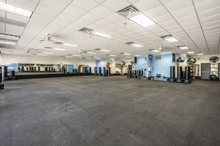 3821 - 3855 121st St, Urbandale, IA for lease - Interior Photo - Image 3 of 4