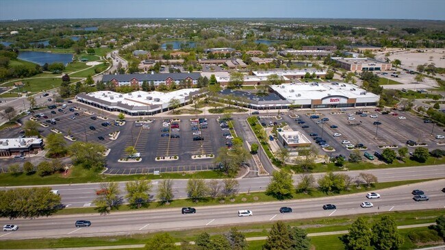 Plus de détails pour 220-290 Hawthorn Rd, Vernon Hills, IL - Commerce de détail à louer