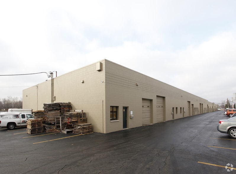 1030-1032 N Crooks Rd, Clawson, MI for lease - Building Photo - Image 2 of 8
