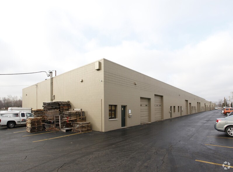 1030-1032 N Crooks Rd, Clawson, MI à louer - Photo du bâtiment - Image 2 de 8