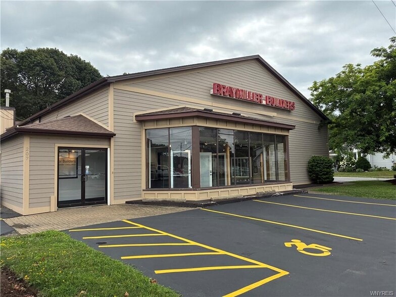 207 Lake St, Hamburg, NY for sale - Building Photo - Image 2 of 7