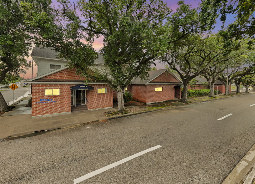 403 W Sterling St, Baytown, TX for sale - Primary Photo - Image 1 of 40