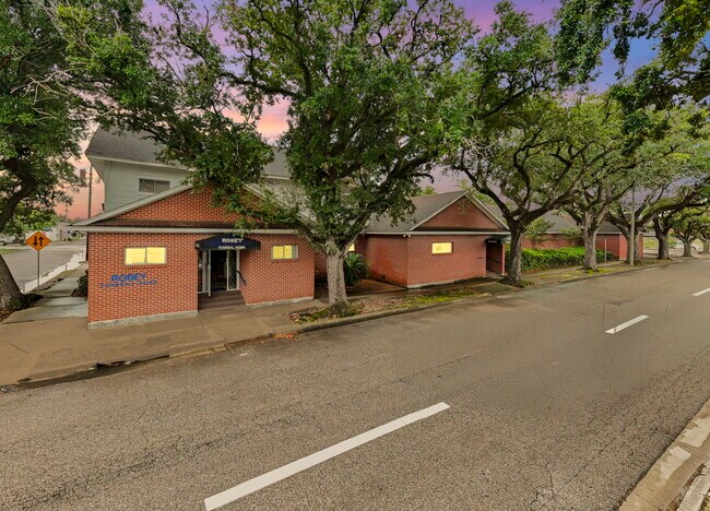 More details for 403 W Sterling St, Baytown, TX - Retail for Sale