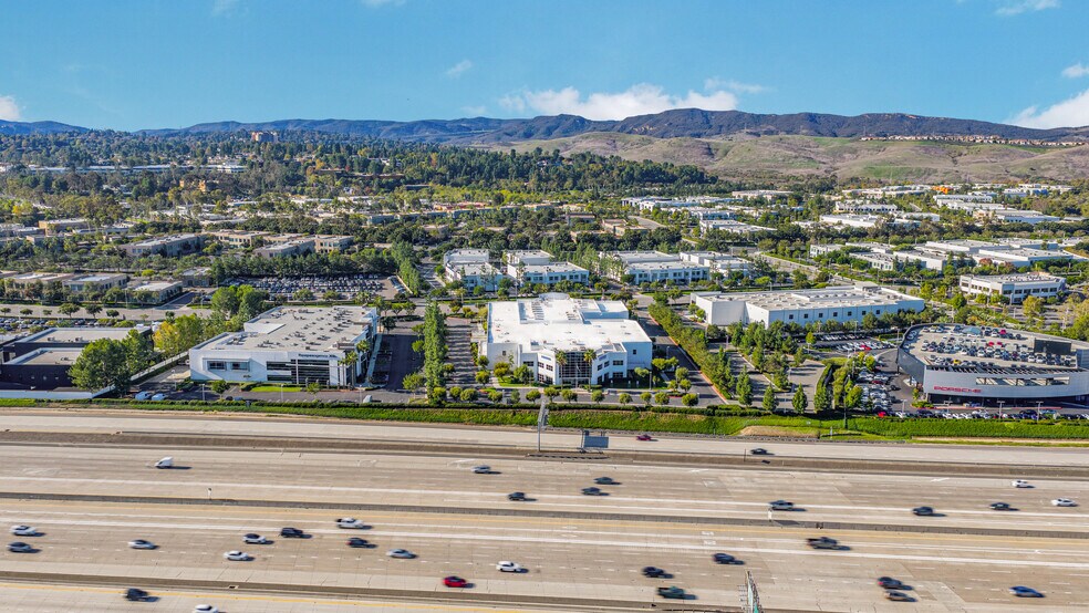 9755 Research Dr, Irvine, CA à vendre - Photo du bâtiment - Image 3 de 11