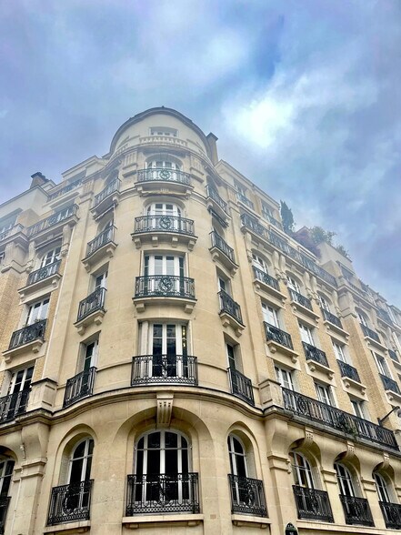 Office in Paris for sale - Building Photo - Image 1 of 10