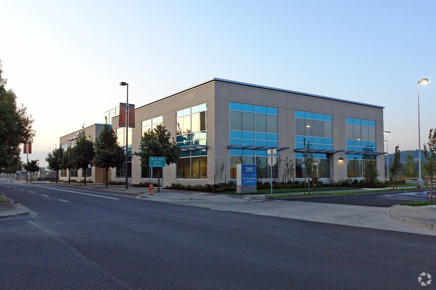 9600 NE Cascades Pky, Portland, OR à louer - Photo du bâtiment - Image 3 de 8