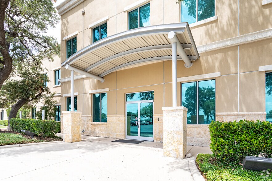 11603 W Coker Loop Rd, San Antonio, TX à louer - Photo du bâtiment - Image 3 de 13