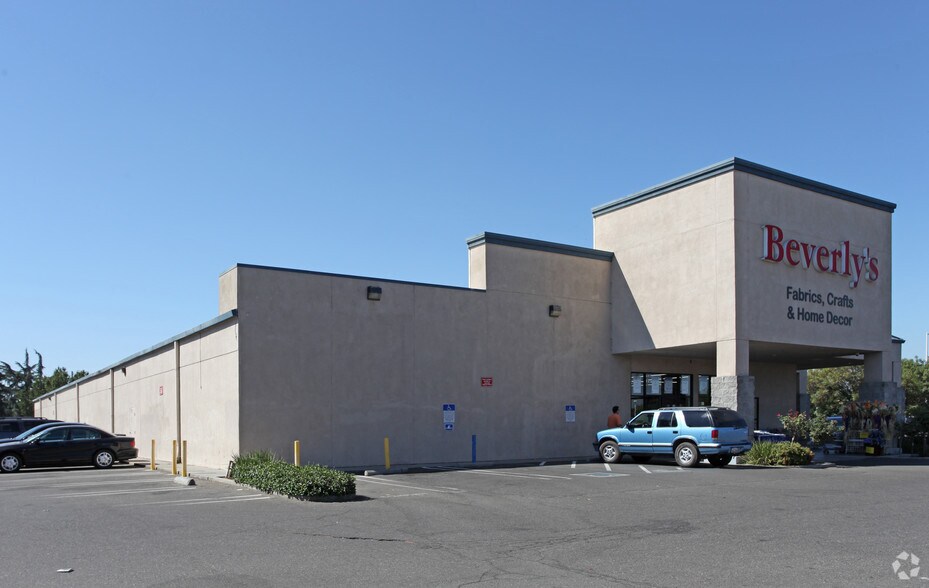 2013 Evergreen Ave, Modesto, CA à vendre - Photo du bâtiment - Image 3 de 4