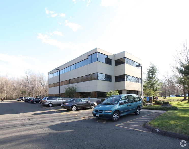 1 Northwestern Dr, Bloomfield, CT for lease - Primary Photo - Image 1 of 6