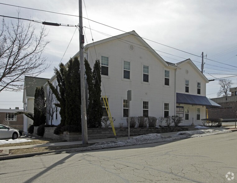 101 E Pier St, Port Washington, WI à louer - Photo du bâtiment - Image 3 de 9