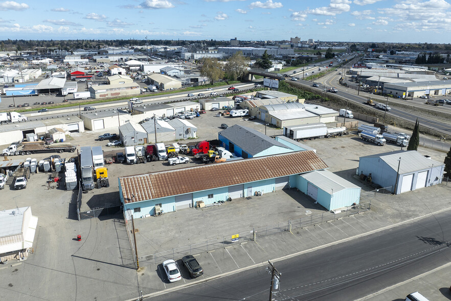 1340-1342 N Emerald Ave, Modesto, CA for lease - Building Photo - Image 3 of 9