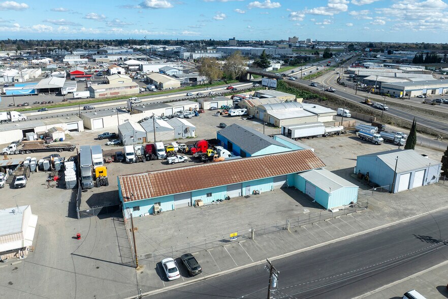 1340-1342 N Emerald Ave, Modesto, CA à louer - Photo du bâtiment - Image 3 de 9